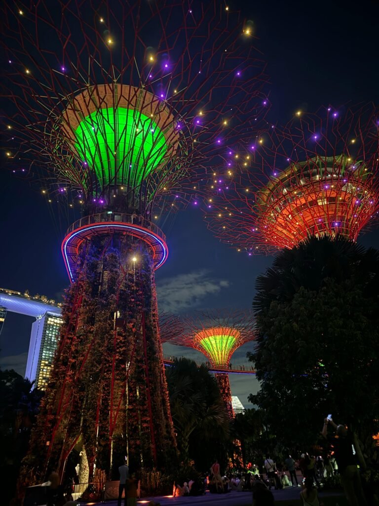 Singapore – A Green and Futuristic Cityscape Skylines
